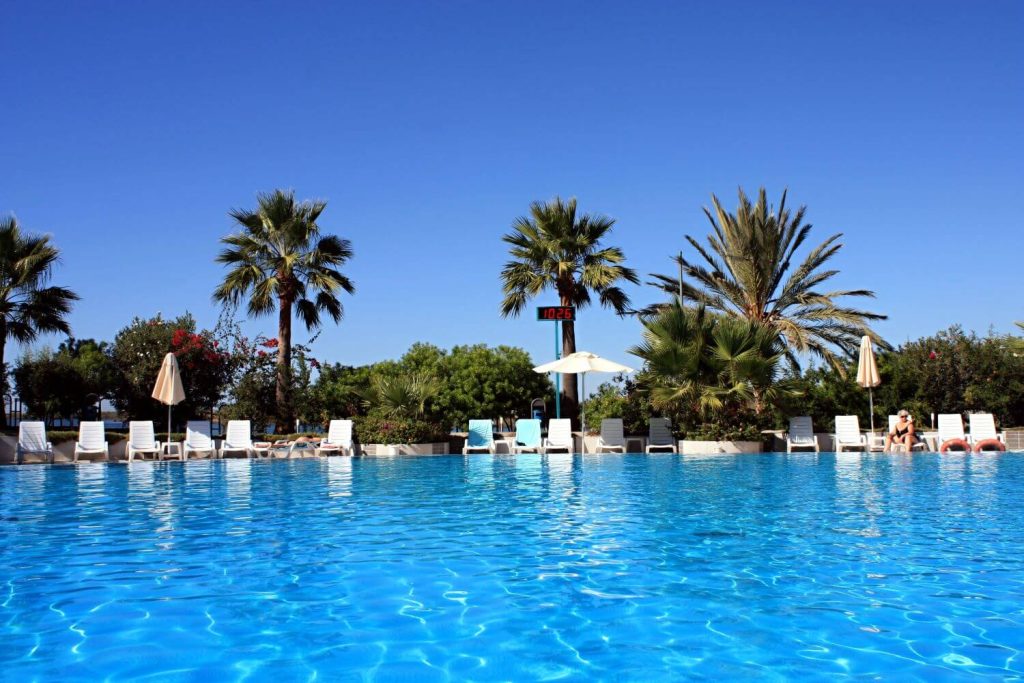 commercial pool construction